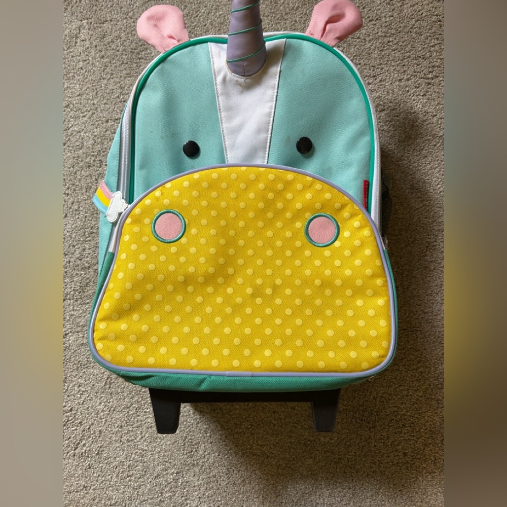 Skip hop Little Kids’ rolling suitcase